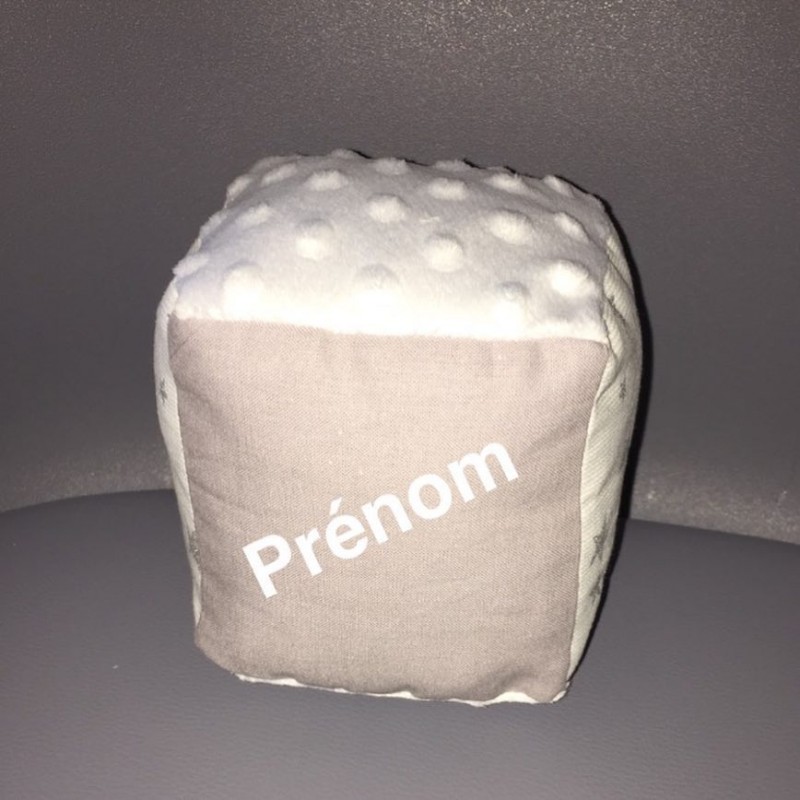 Cube d'éveil sensoriel avec prénom
